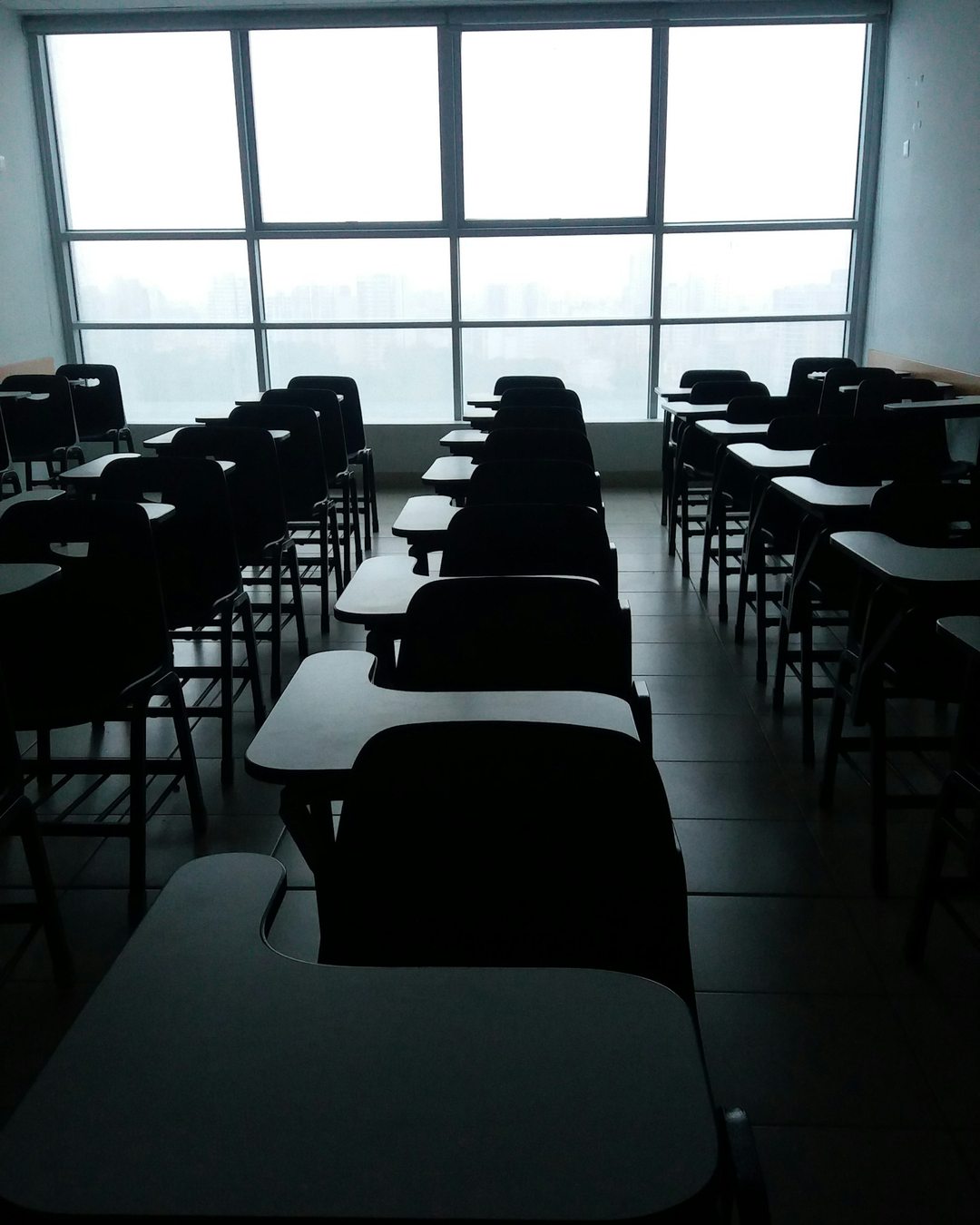 Gráfico con los datos del caso Gannett: crónicas deportivas escolares escritas por IA, pausadas en 2023
